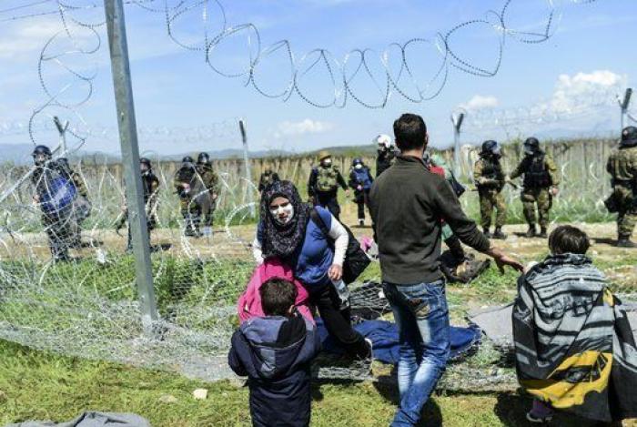 La Guardia fronteriza macedonia reprime con gases un intento de cruzar la frontera por parte de los refugiados
