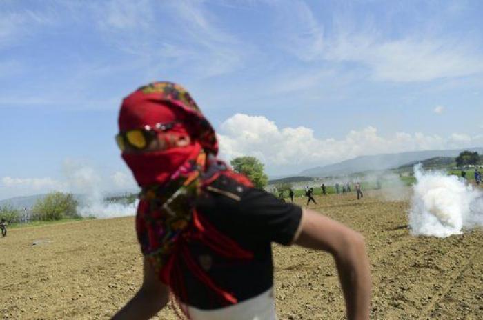 La Guardia fronteriza macedonia reprime con gases un intento de cruzar la frontera por parte de los refugiados