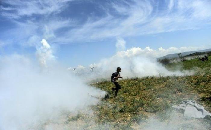 La Guardia fronteriza macedonia reprime con gases un intento de cruzar la frontera por parte de los refugiados