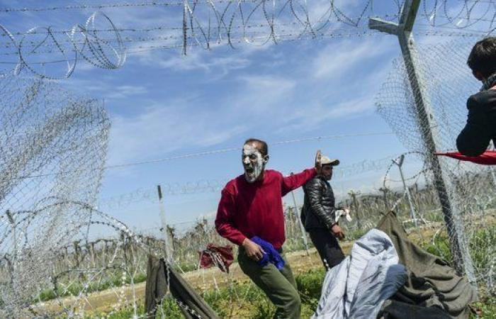La Guardia fronteriza macedonia reprime con gases un intento de cruzar la frontera por parte de los refugiados