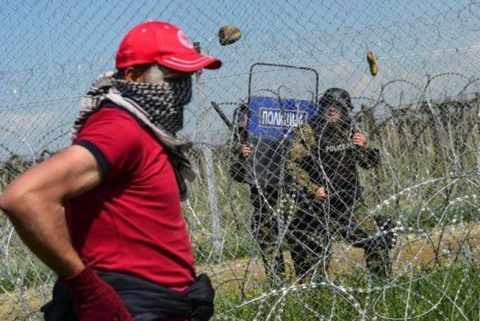 La Guardia fronteriza macedonia reprime con gases un intento de cruzar la frontera por parte de los refugiados