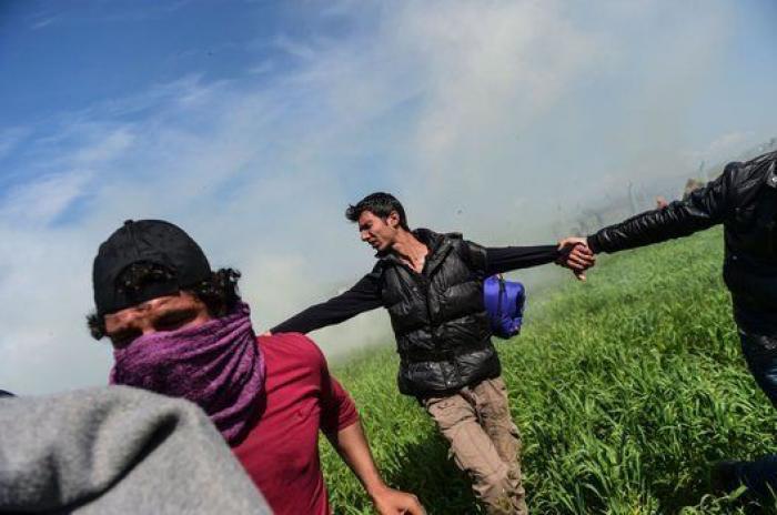 La Guardia fronteriza macedonia reprime con gases un intento de cruzar la frontera por parte de los refugiados