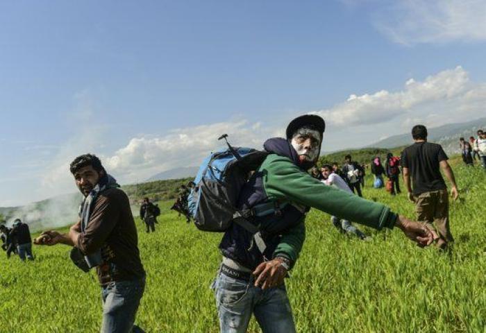 La Guardia fronteriza macedonia reprime con gases un intento de cruzar la frontera por parte de los refugiados