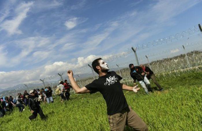 La Guardia fronteriza macedonia reprime con gases un intento de cruzar la frontera por parte de los refugiados