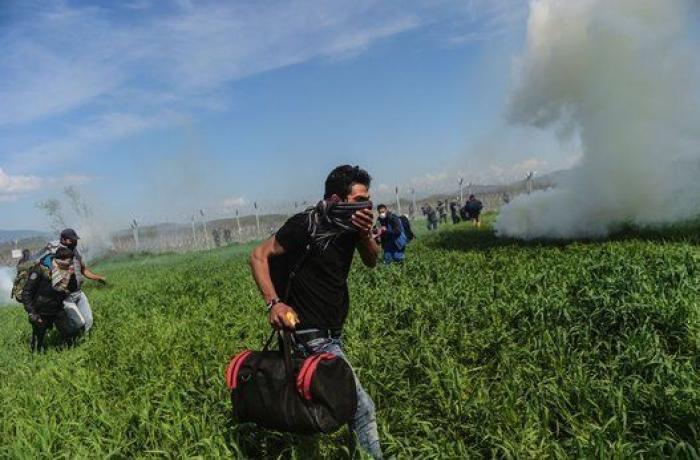 La Guardia fronteriza macedonia reprime con gases un intento de cruzar la frontera por parte de los refugiados