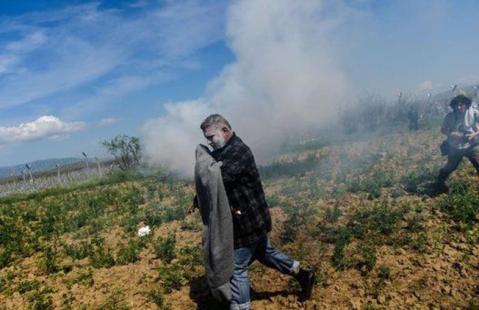 La Guardia fronteriza macedonia reprime con gases un intento de cruzar la frontera por parte de los refugiados