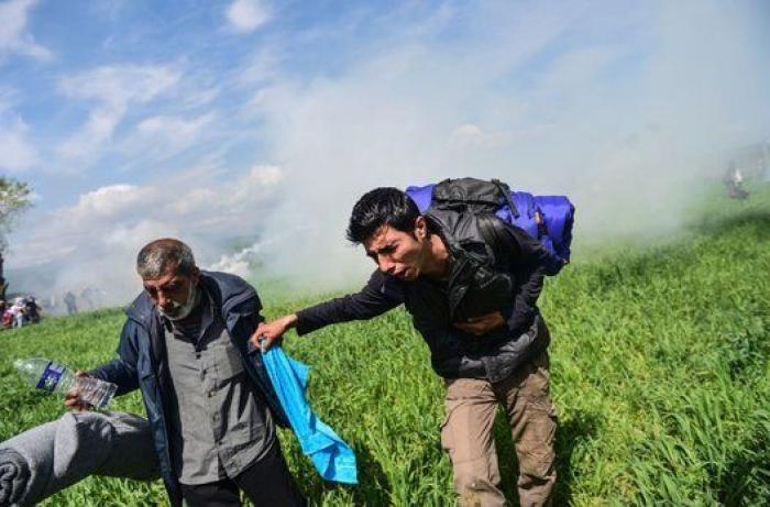 La Guardia fronteriza macedonia reprime con gases un intento de cruzar la frontera por parte de los refugiados