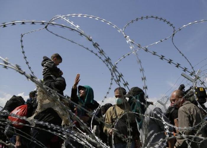La Guardia fronteriza macedonia reprime con gases un intento de cruzar la frontera por parte de los refugiados