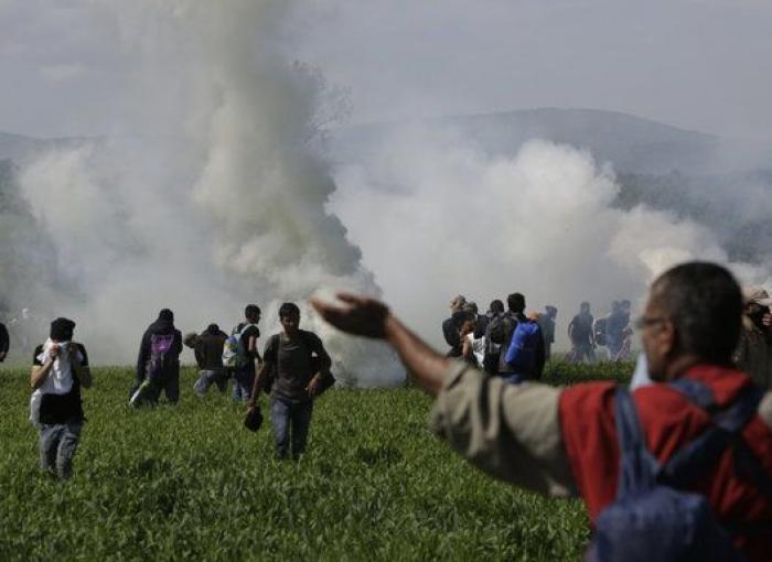 La Guardia fronteriza macedonia reprime con gases un intento de cruzar la frontera por parte de los refugiados
