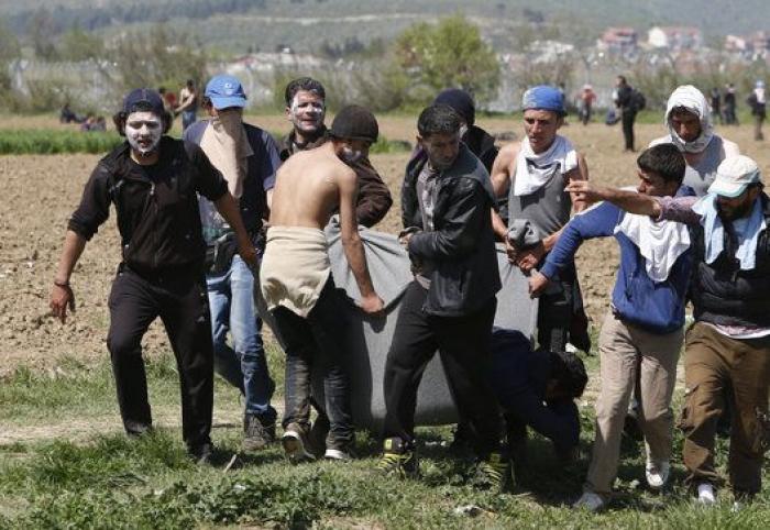 La Guardia fronteriza macedonia reprime con gases un intento de cruzar la frontera por parte de los refugiados