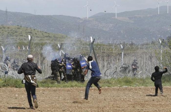 La Guardia fronteriza macedonia reprime con gases un intento de cruzar la frontera por parte de los refugiados
