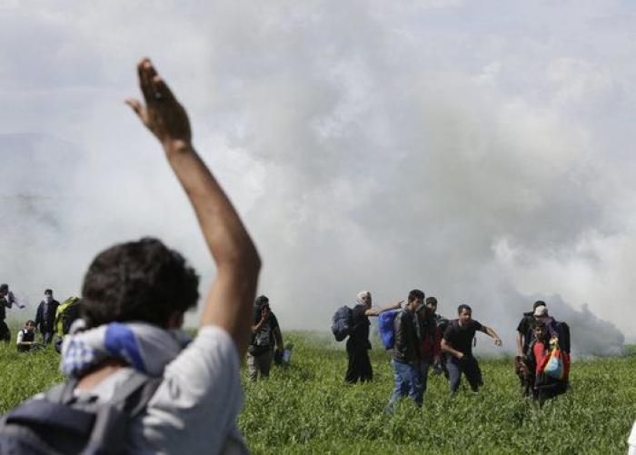 La Guardia fronteriza macedonia reprime con gases un intento de cruzar la frontera por parte de los refugiados