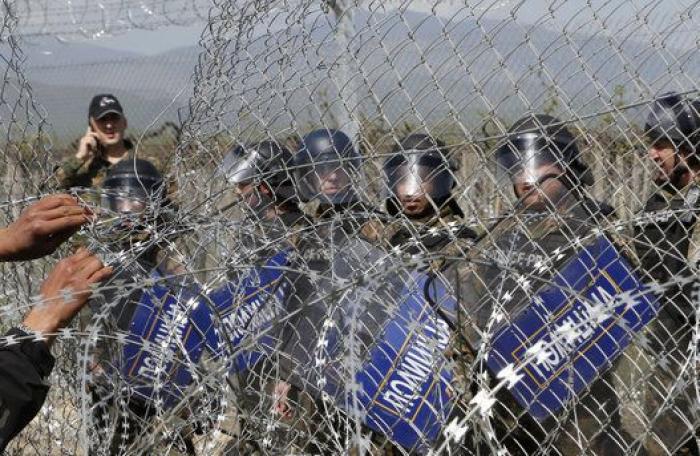 La Guardia fronteriza macedonia reprime con gases un intento de cruzar la frontera por parte de los refugiados