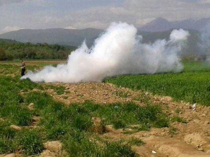 La Guardia fronteriza macedonia reprime con gases un intento de cruzar la frontera por parte de los refugiados