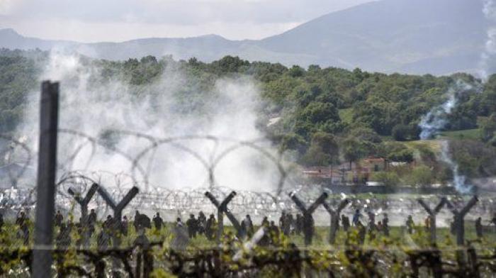 La Guardia fronteriza macedonia reprime con gases un intento de cruzar la frontera por parte de los refugiados
