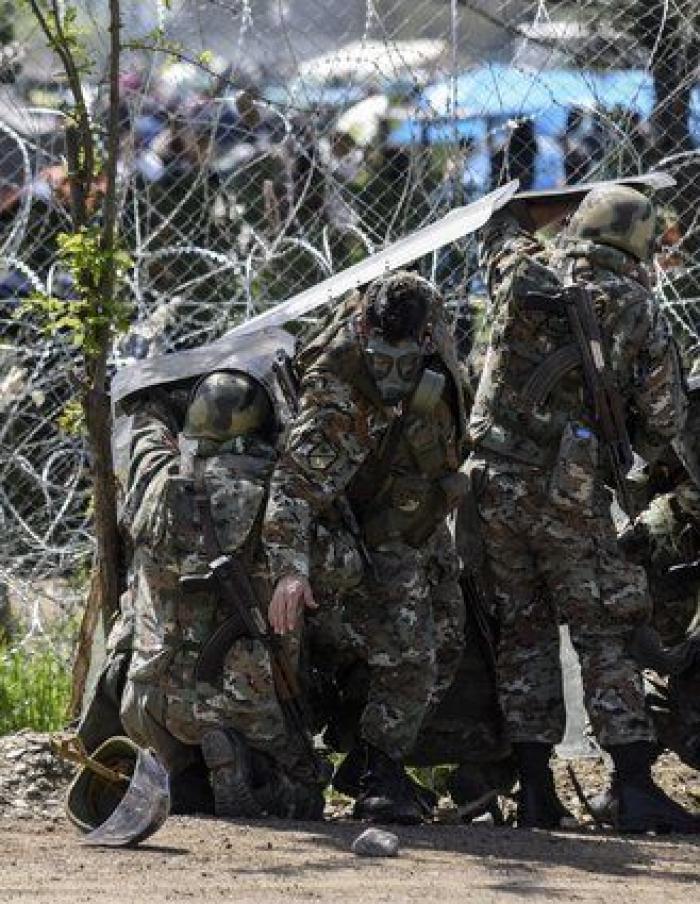 La Guardia fronteriza macedonia reprime con gases un intento de cruzar la frontera por parte de los refugiados