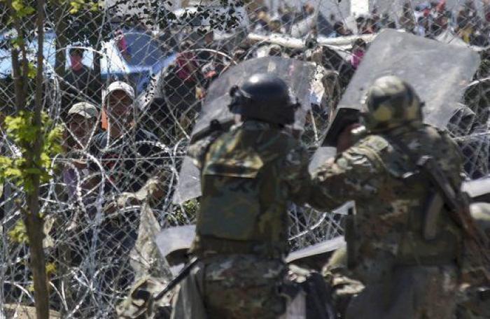 La Guardia fronteriza macedonia reprime con gases un intento de cruzar la frontera por parte de los refugiados
