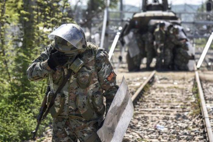 La Guardia fronteriza macedonia reprime con gases un intento de cruzar la frontera por parte de los refugiados