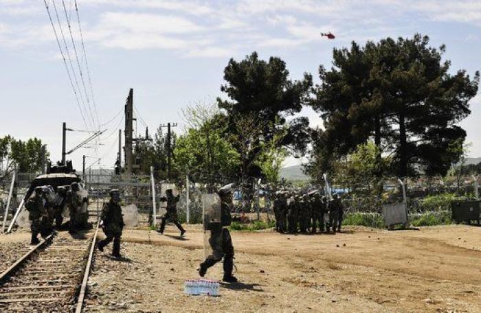 La Guardia fronteriza macedonia reprime con gases un intento de cruzar la frontera por parte de los refugiados
