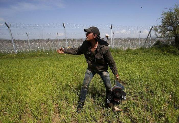 La Guardia fronteriza macedonia reprime con gases un intento de cruzar la frontera por parte de los refugiados