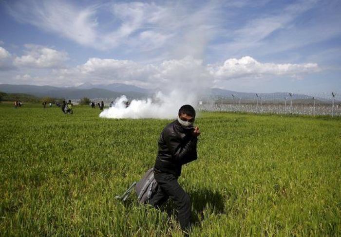 La Guardia fronteriza macedonia reprime con gases un intento de cruzar la frontera por parte de los refugiados