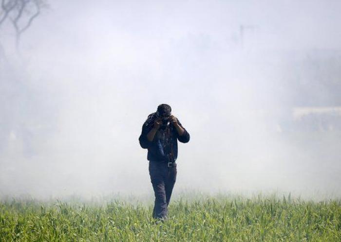 La Guardia fronteriza macedonia reprime con gases un intento de cruzar la frontera por parte de los refugiados