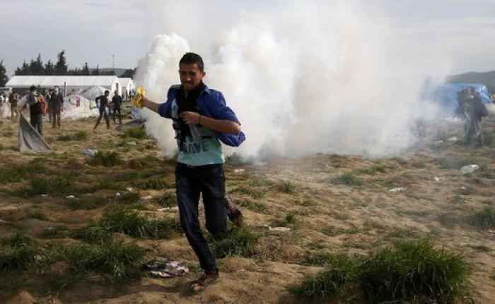La Guardia fronteriza macedonia reprime con gases un intento de cruzar la frontera por parte de los refugiados