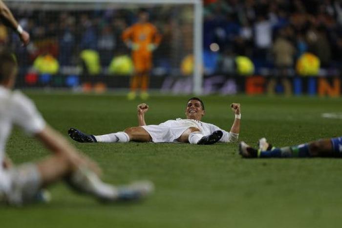 Zidane muestra algo más que emoción tras una jugada de Benzema