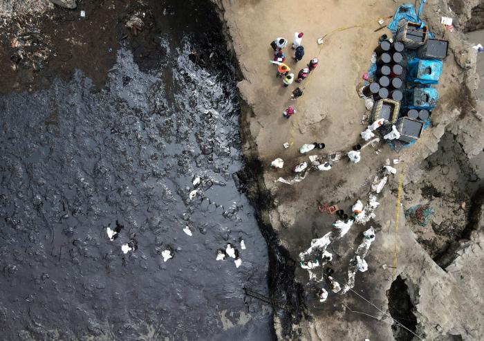 Las claves para entender lo que está pasando con el vertido de Repsol en Perú