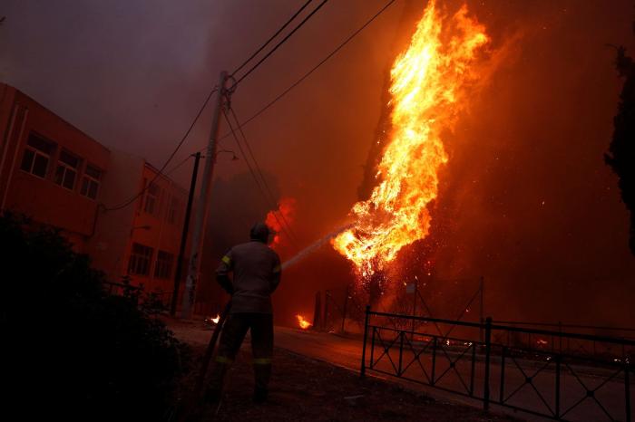 Al menos 80 muertos y 187 heridos en los graves incendios que arrasan Grecia