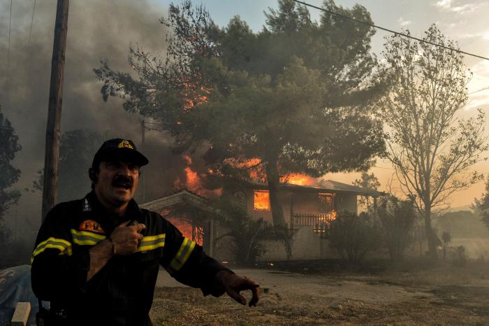 Al menos 80 muertos y 187 heridos en los graves incendios que arrasan Grecia