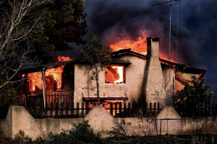 Al menos 80 muertos y 187 heridos en los graves incendios que arrasan Grecia