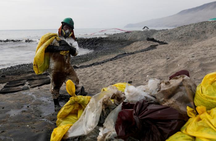 Las claves para entender lo que está pasando con el vertido de Repsol en Perú