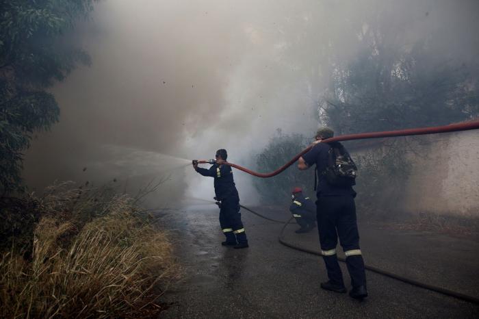 Al menos 80 muertos y 187 heridos en los graves incendios que arrasan Grecia