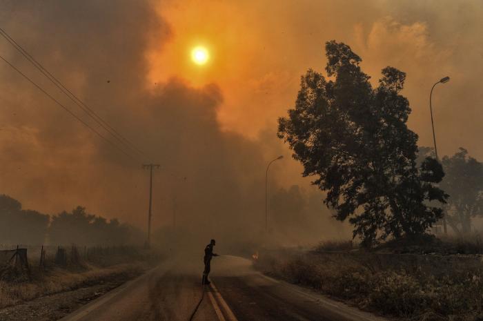 Al menos 80 muertos y 187 heridos en los graves incendios que arrasan Grecia