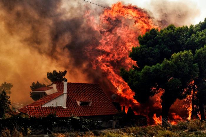 Al menos 80 muertos y 187 heridos en los graves incendios que arrasan Grecia