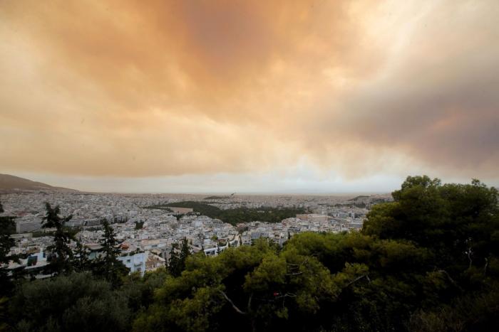Al menos 80 muertos y 187 heridos en los graves incendios que arrasan Grecia