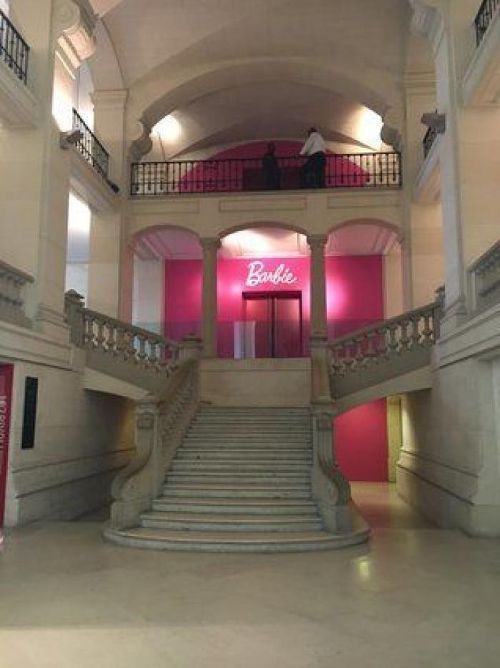 Barbie toma París: una retrospectiva de 700 muñecas inunda el Museo de Artes Decorativas