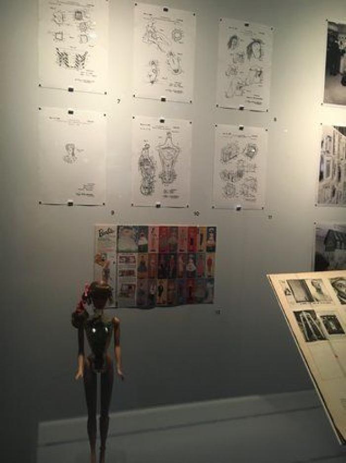 Barbie toma París: una retrospectiva de 700 muñecas inunda el Museo de Artes Decorativas