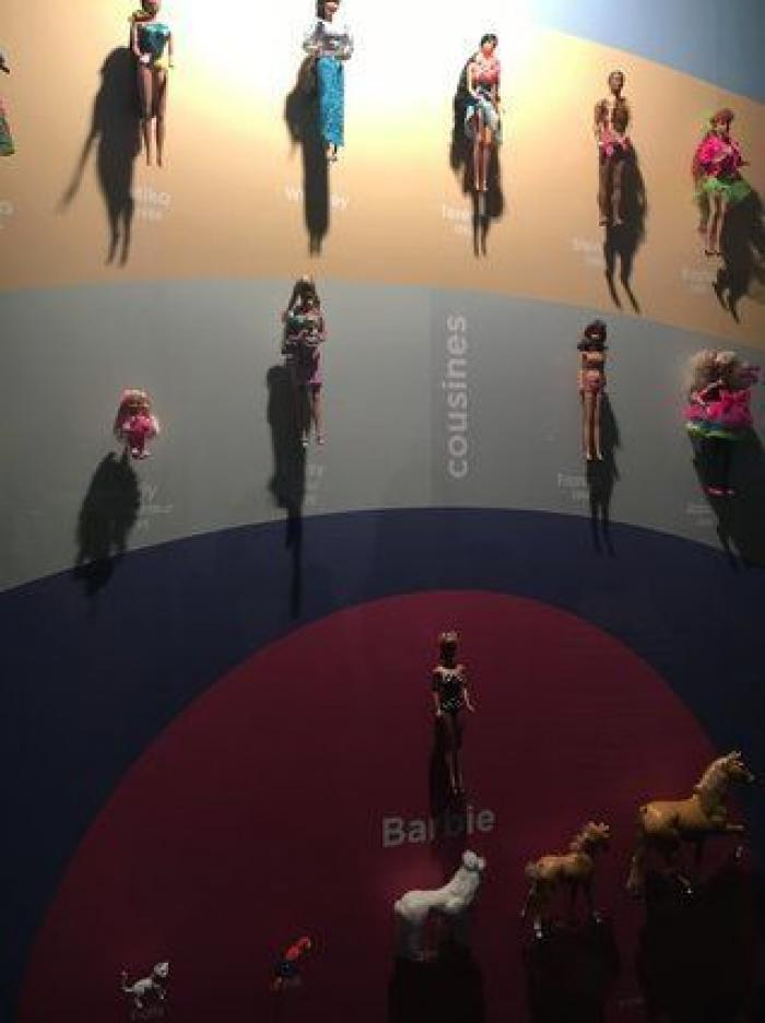 Barbie toma París: una retrospectiva de 700 muñecas inunda el Museo de Artes Decorativas