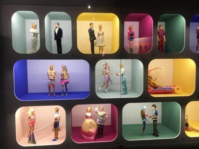 Barbie toma París: una retrospectiva de 700 muñecas inunda el Museo de Artes Decorativas