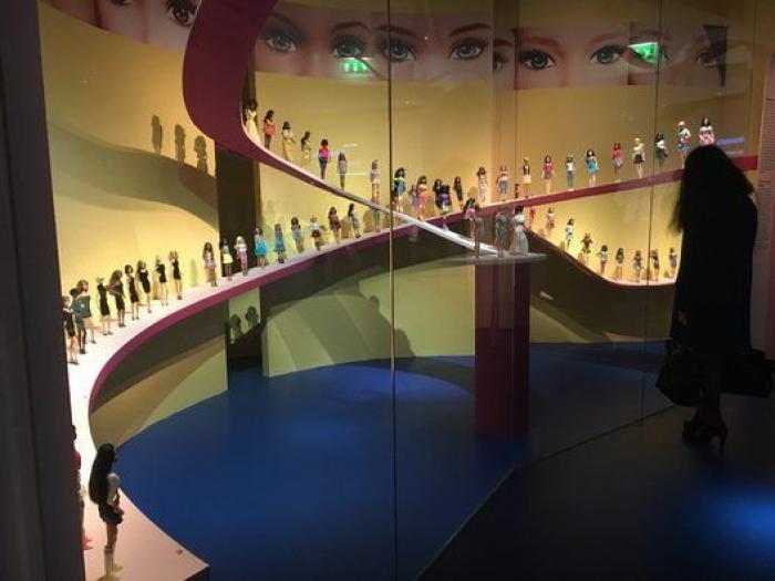 Barbie toma París: una retrospectiva de 700 muñecas inunda el Museo de Artes Decorativas