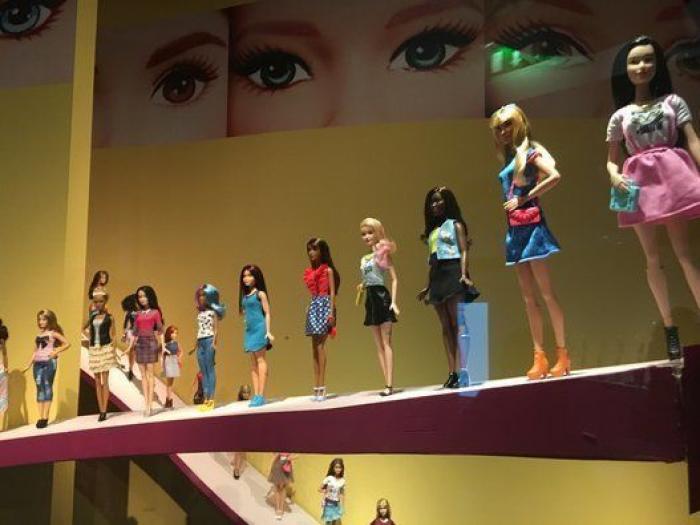 Barbie toma París: una retrospectiva de 700 muñecas inunda el Museo de Artes Decorativas