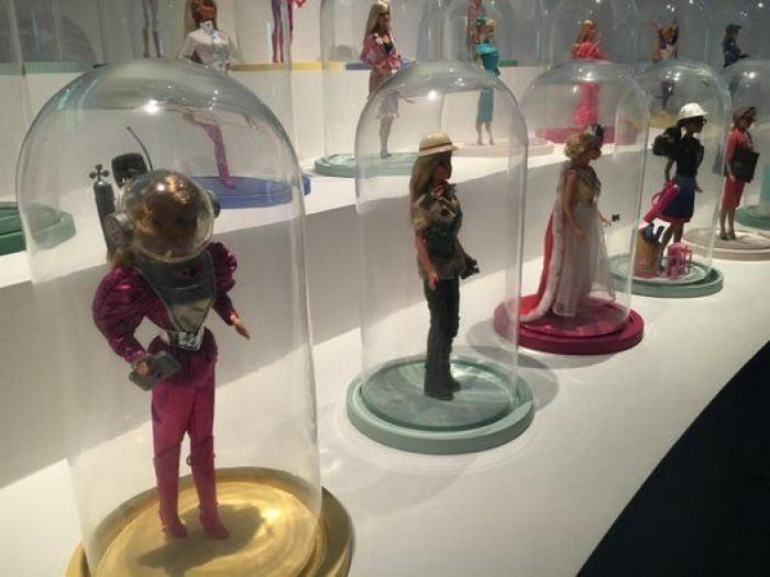 Barbie toma París: una retrospectiva de 700 muñecas inunda el Museo de Artes Decorativas
