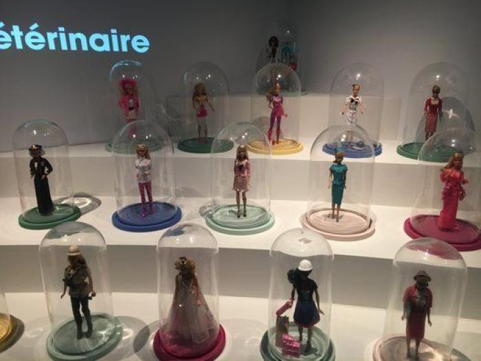 Barbie toma París: una retrospectiva de 700 muñecas inunda el Museo de Artes Decorativas