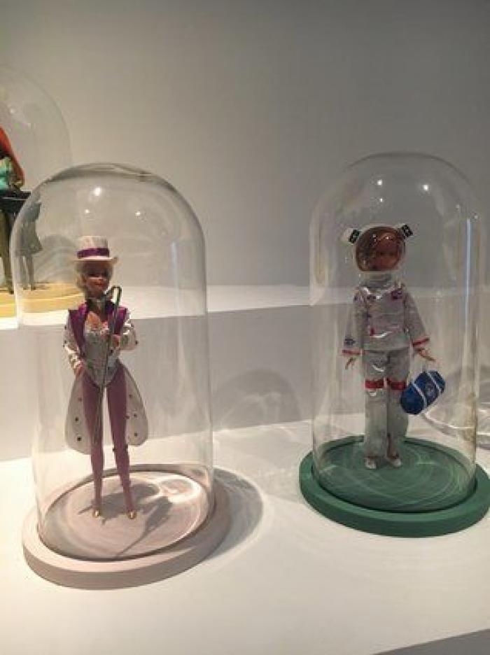Barbie toma París: una retrospectiva de 700 muñecas inunda el Museo de Artes Decorativas
