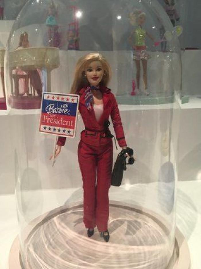 Barbie toma París: una retrospectiva de 700 muñecas inunda el Museo de Artes Decorativas