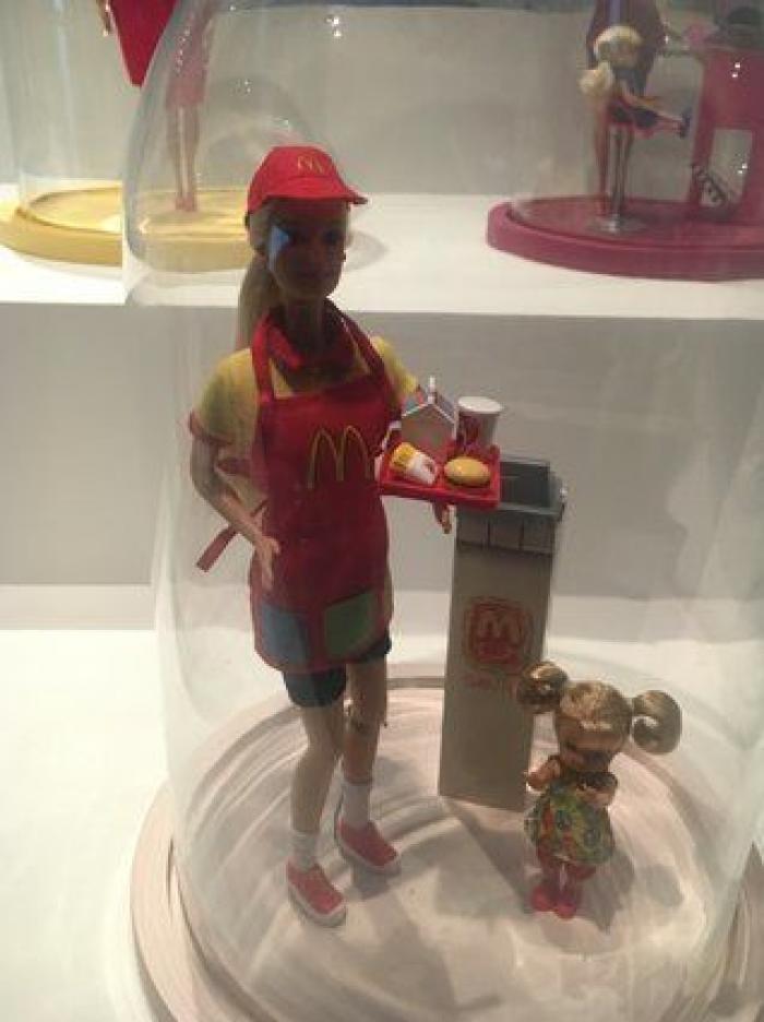 Barbie toma París: una retrospectiva de 700 muñecas inunda el Museo de Artes Decorativas