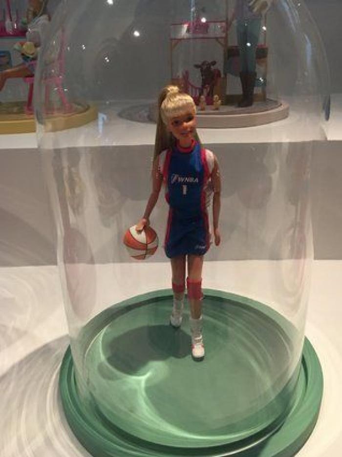 Barbie toma París: una retrospectiva de 700 muñecas inunda el Museo de Artes Decorativas