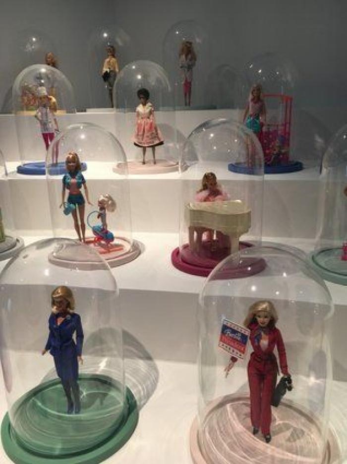 Barbie toma París: una retrospectiva de 700 muñecas inunda el Museo de Artes Decorativas
